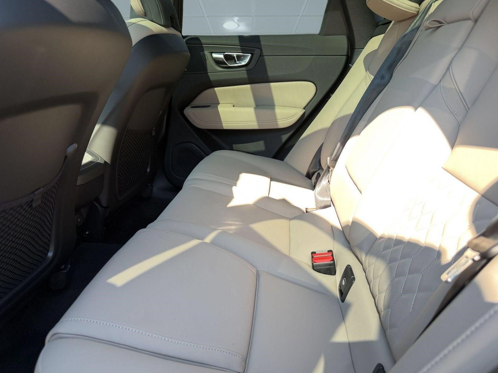 New 2027 Volvo XC60 B5 Plus AWD/4WD image 23