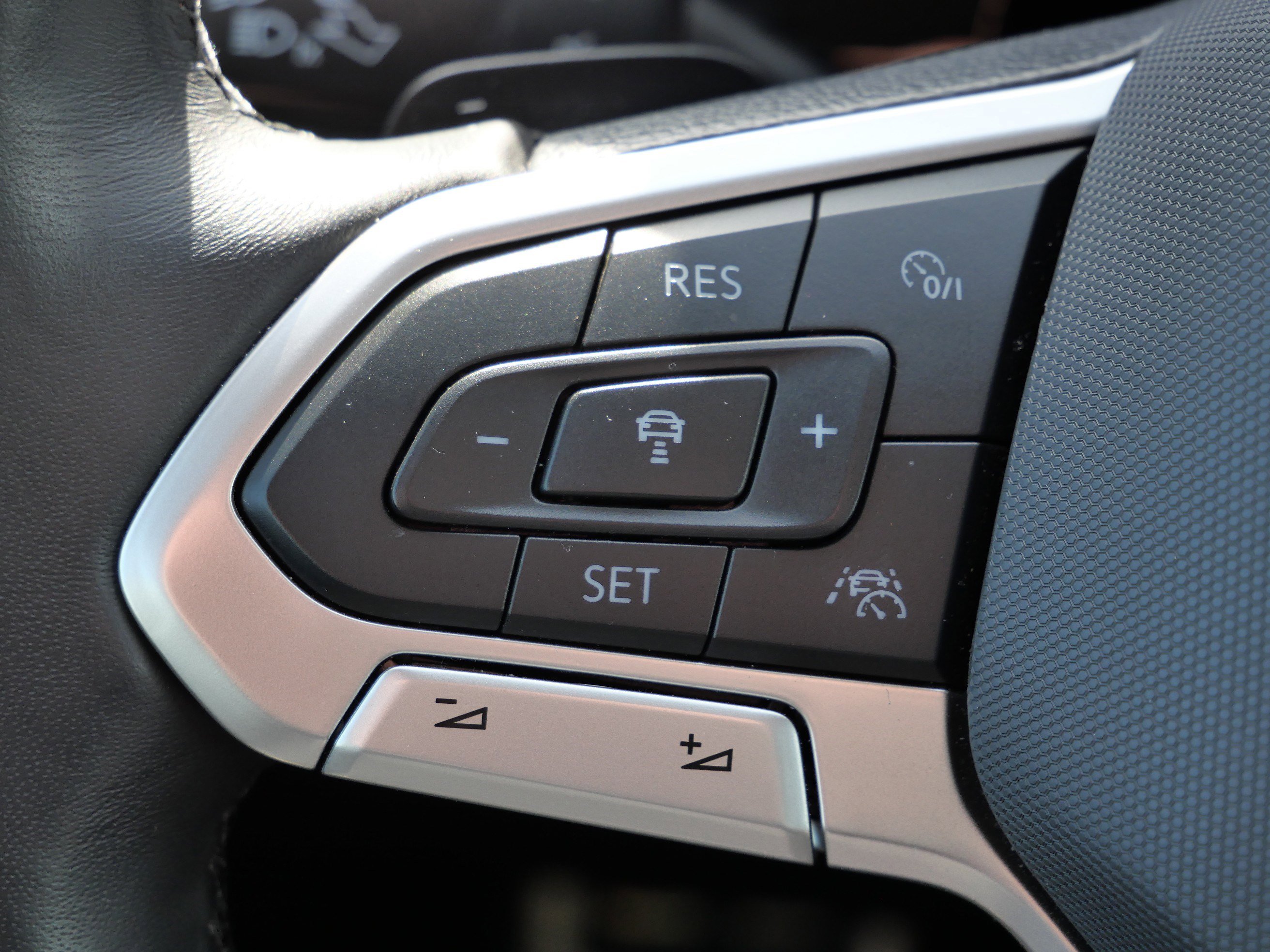 Certified 2024 Volkswagen Atlas SEL Premium R-Line image 33