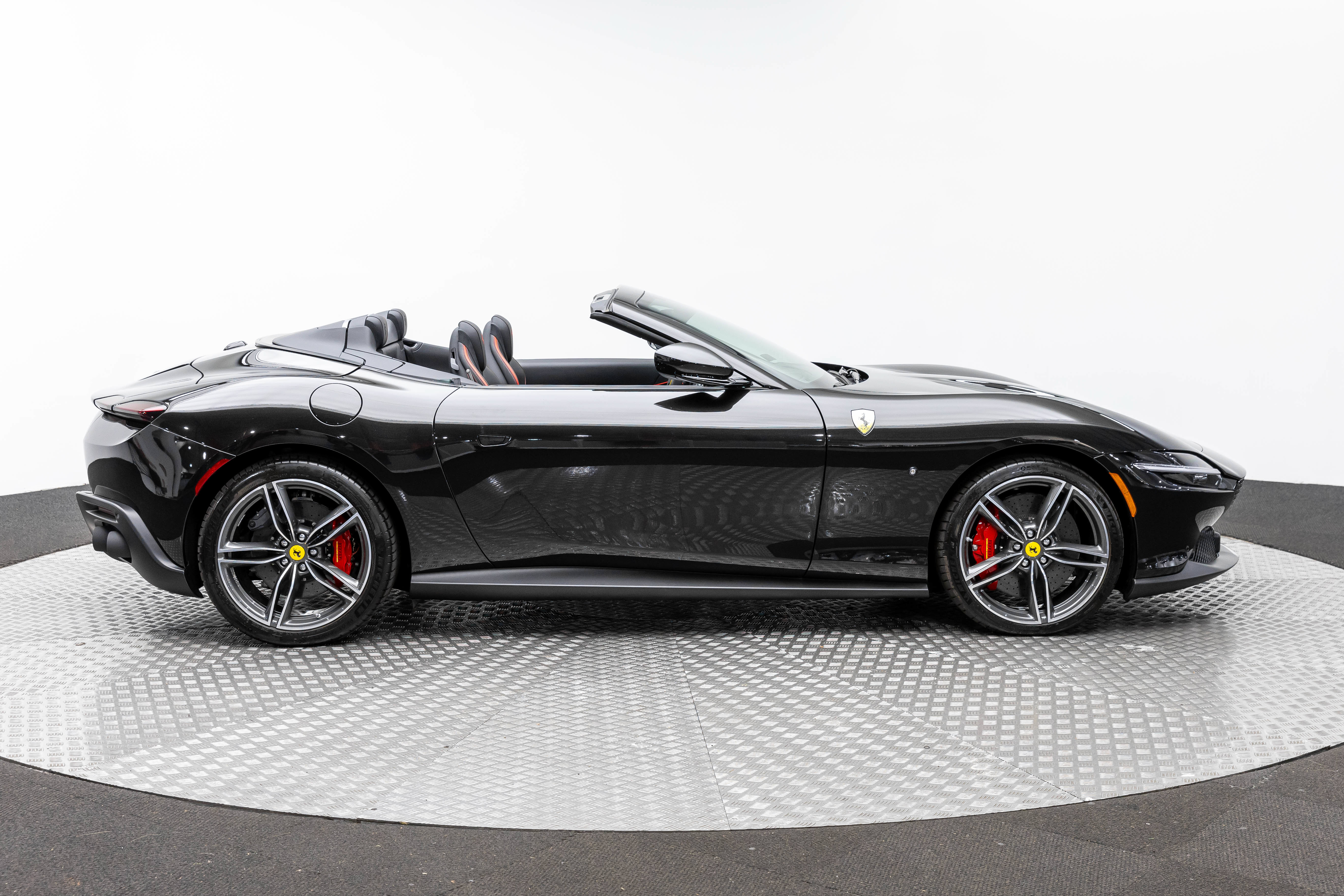 Used 2025 Ferrari Roma Spider RWD image 9