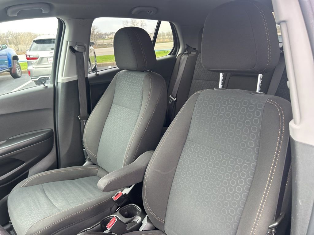 Used 2022 Chevrolet Trax LS w/ Tint and Cruise Package image 15