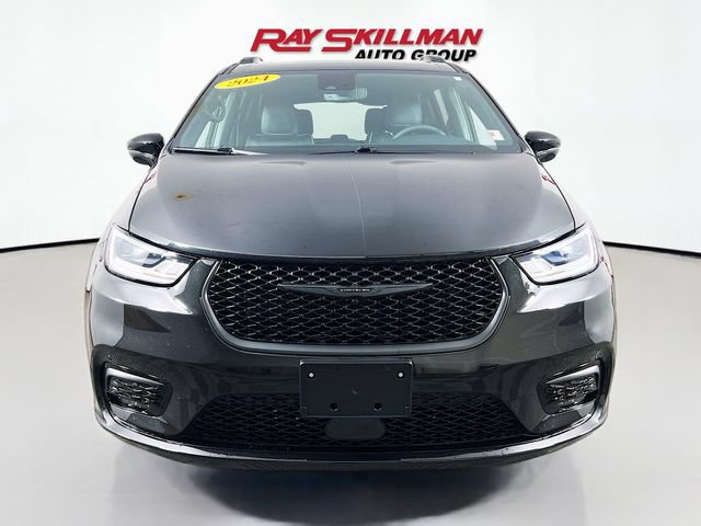 Used 2024 Chrysler Pacifica Limited w/ S Appearance Package FWD image 2