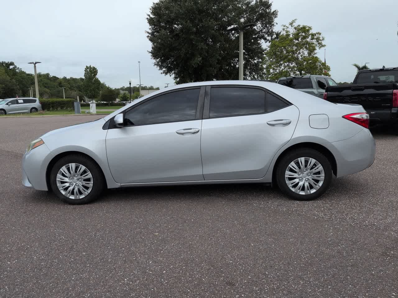 Used 2015 Toyota Corolla LE FWD image 3