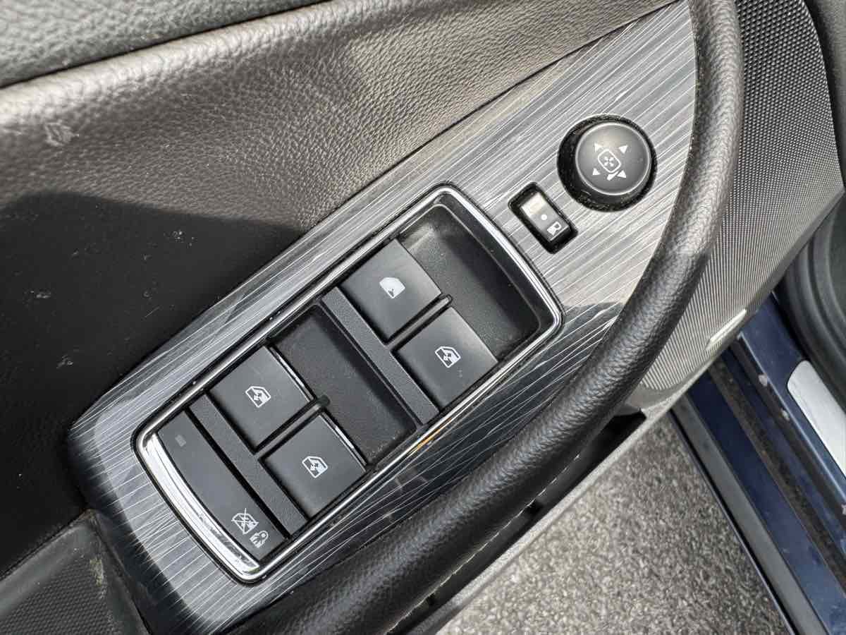 Used 2017 Chevrolet Impala Premier w/ Enhanced Convenience Package image 27