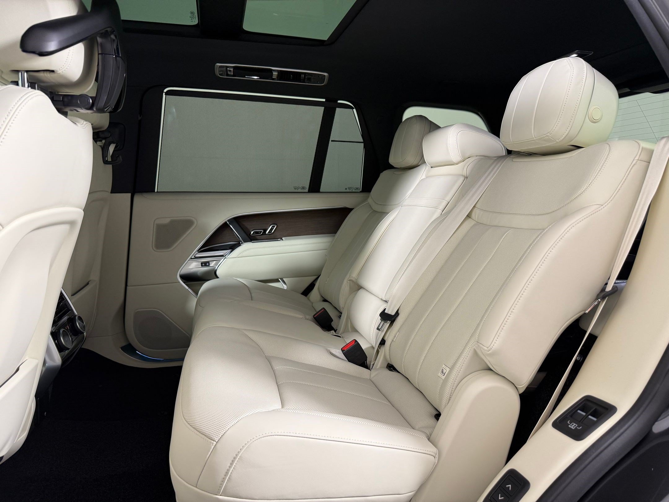 New 2026 Land Rover Range Rover Long Wheelbase SE AWD/4WD image 22