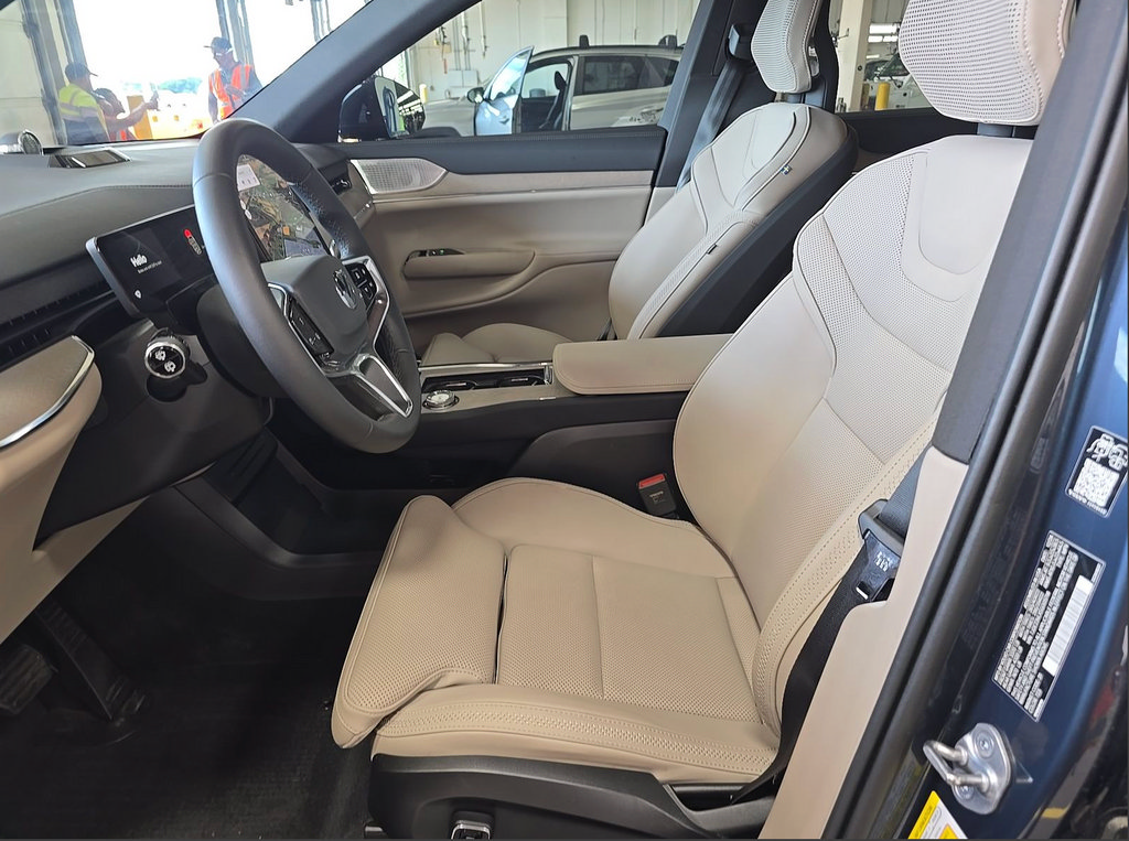 Used 2025 Volvo EX90 Ultra AWD/4WD image 6