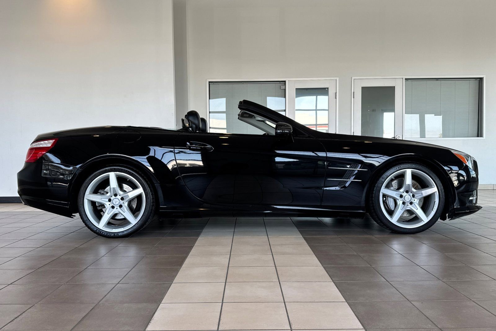 Used 2014 Mercedes-Benz SL 550 image 3