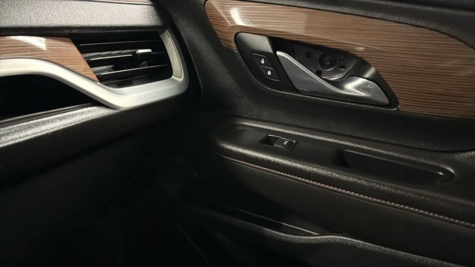 Used 2020 GMC Terrain SLE AWD/4WD image 16