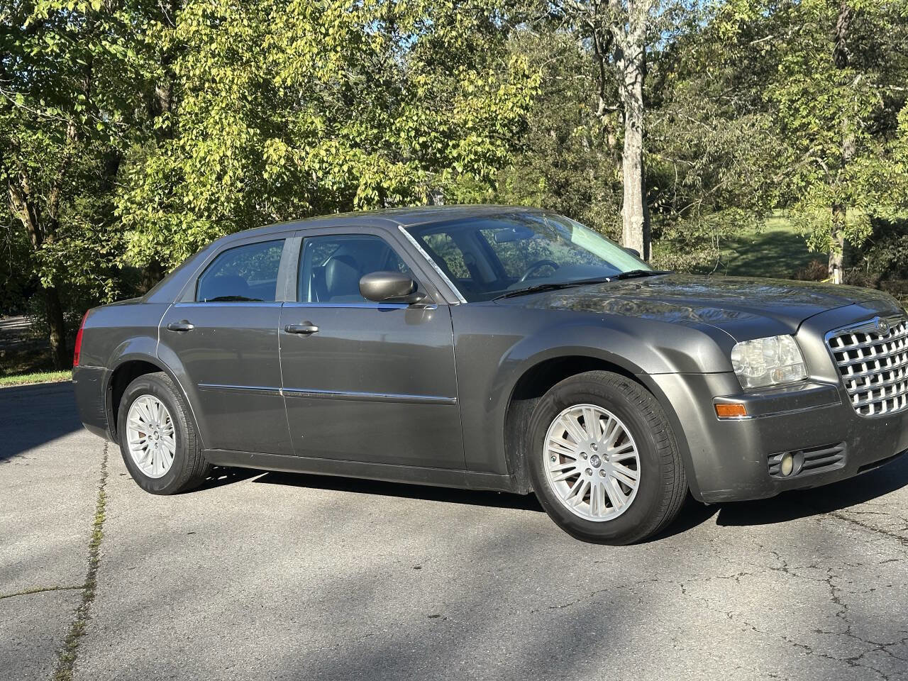 Used 2009 Chrysler 300 Touring RWD image 2