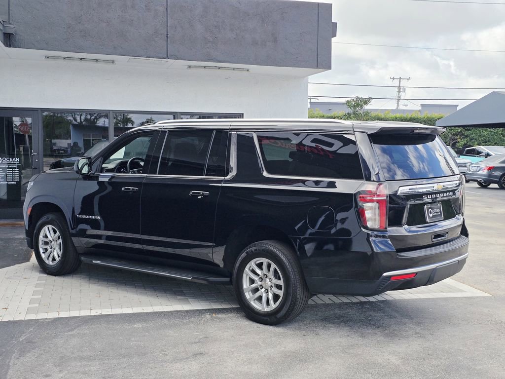 Used 2023 Chevrolet Suburban LT image 3
