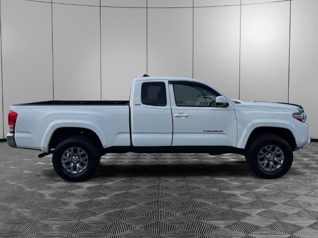 Used 2017 Toyota Tacoma SR5 w/ Tow Package AWD/4WD image 6