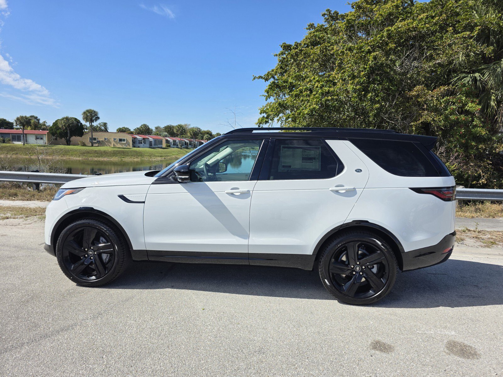 Used 2026 Land Rover Discovery Dynamic SE image 7