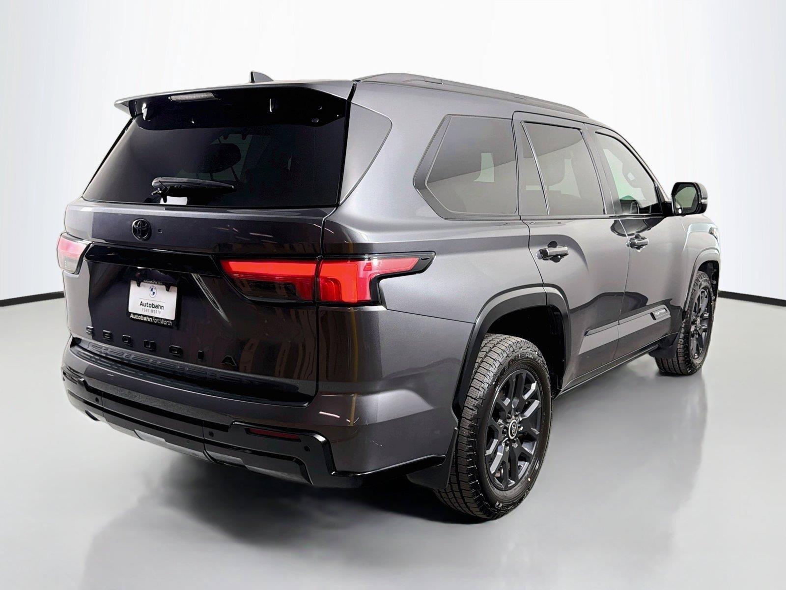 Used 2024 Toyota Sequoia Platinum AWD/4WD image 5