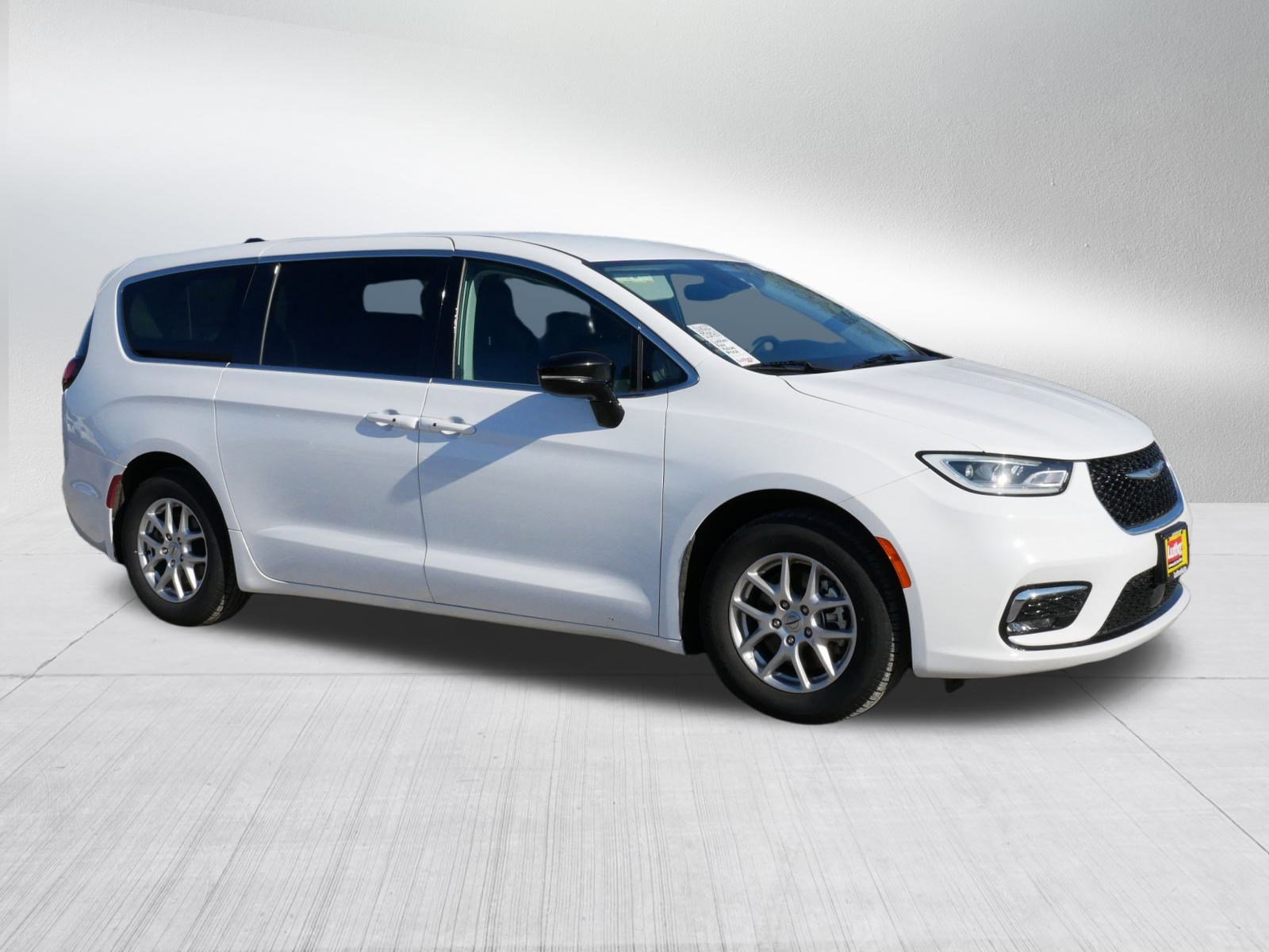 Used 2024 Chrysler Pacifica Touring-L FWD image 8