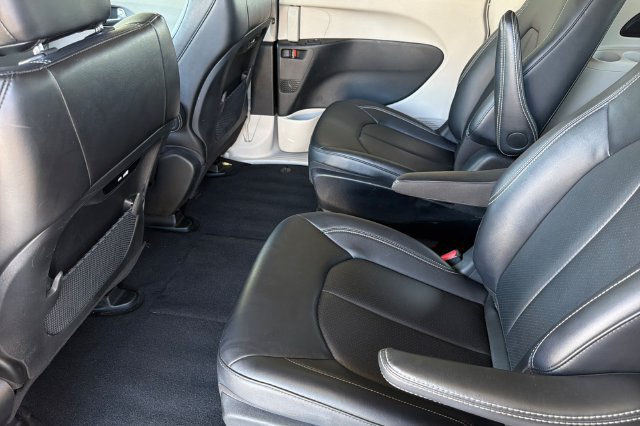 Used 2024 Chrysler Pacifica Limited FWD image 13