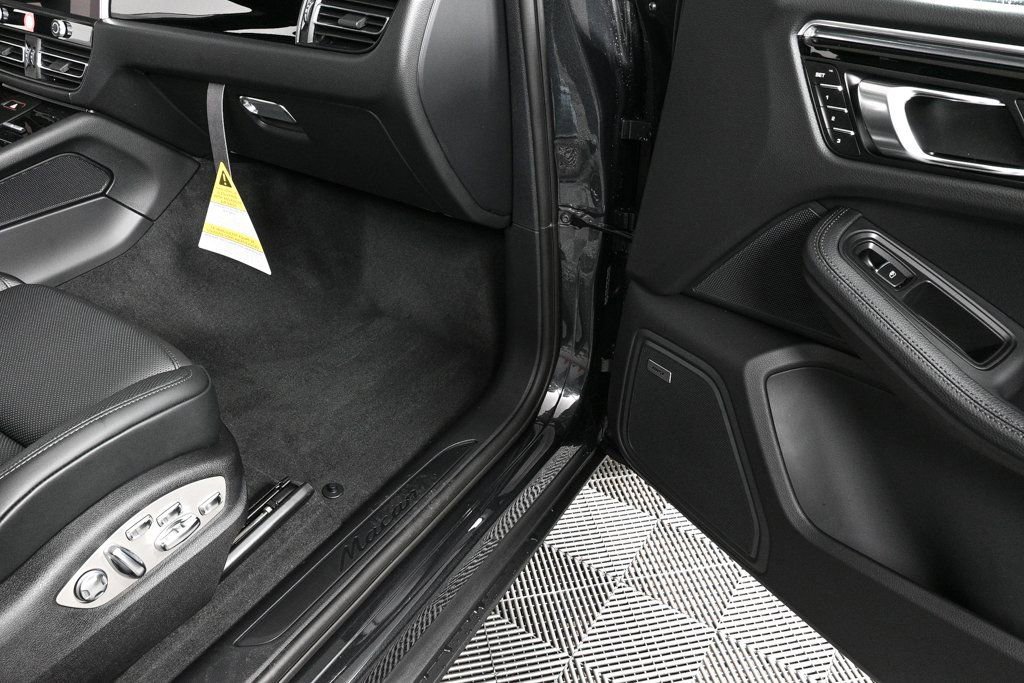 Certified 2026 Porsche Macan AWD/4WD image 26