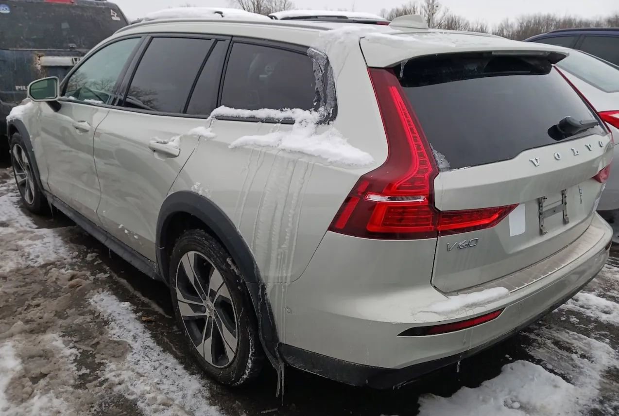 Used 2020 Volvo V60 T5 Cross Country image 3