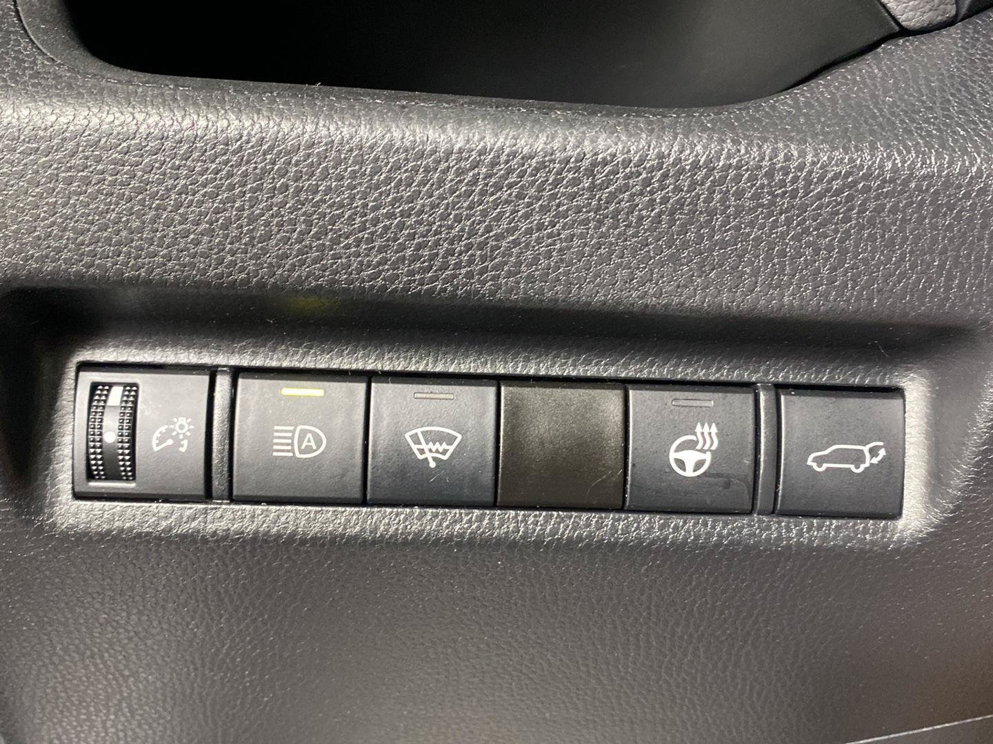 Used 2021 Toyota RAV4 XLE Premium AWD/4WD image 25