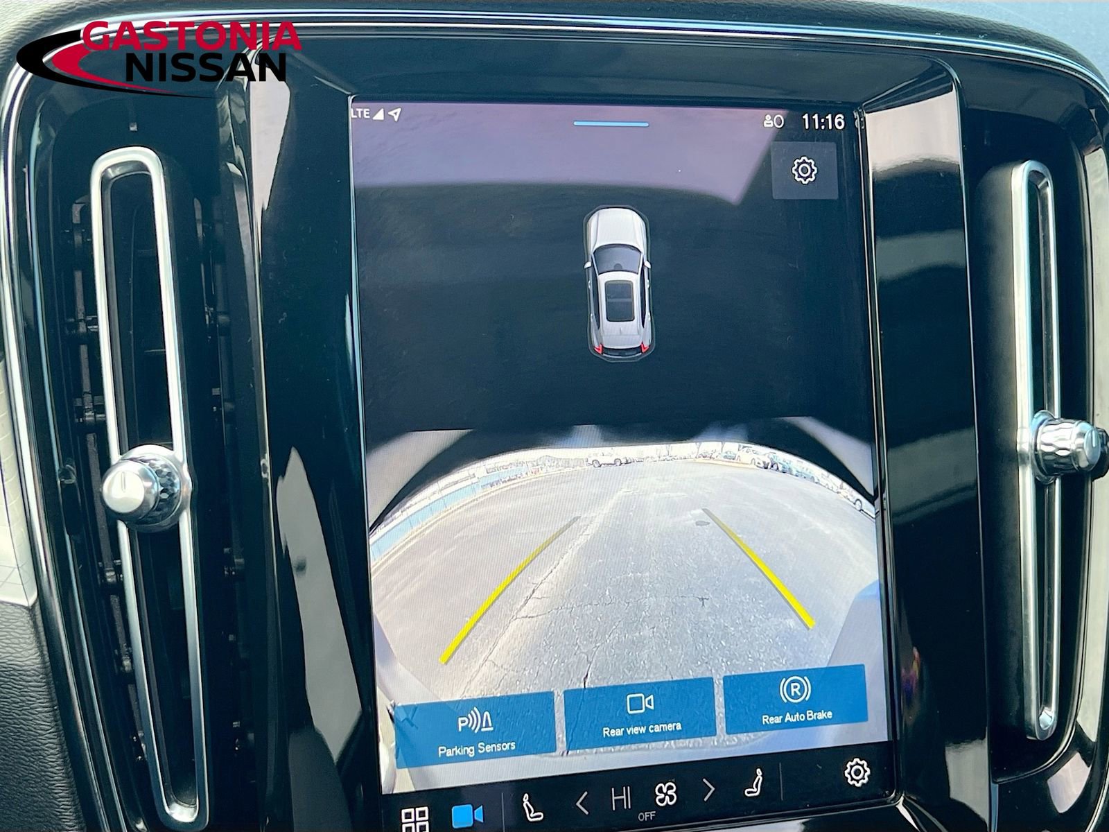 Used 2024 Volvo XC40 B5 Core image 18