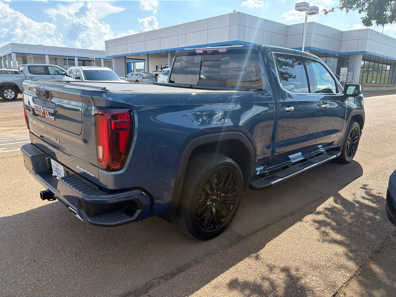 Used 2024 GMC Sierra 1500 Denali w/ Technology Package AWD/4WD image 8