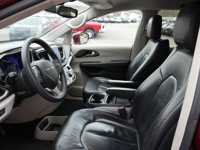 Used 2017 Chrysler Pacifica Touring-L image 3