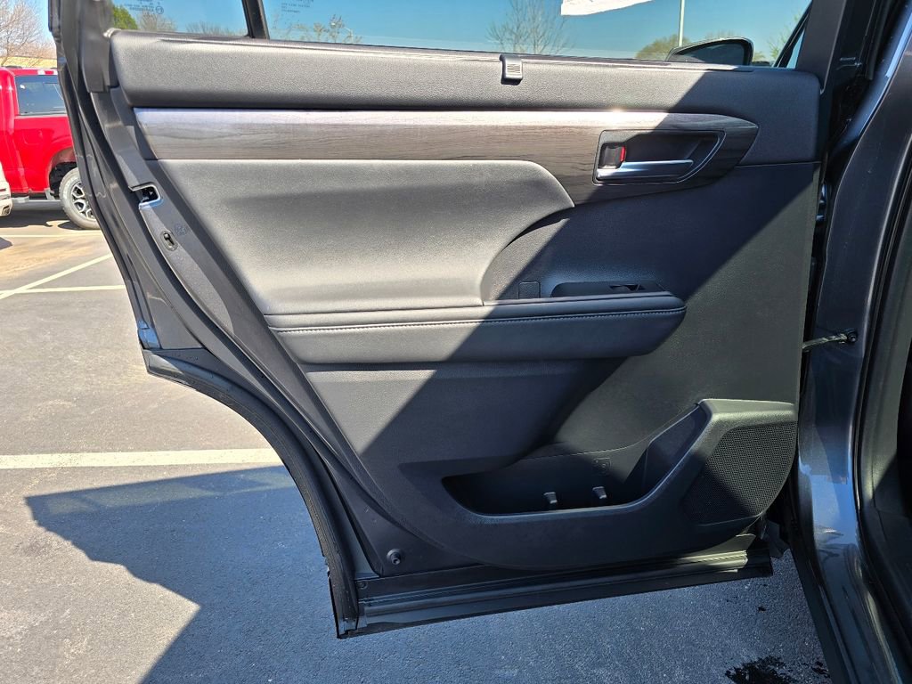 Used 2020 Toyota Highlander Platinum AWD/4WD image 25