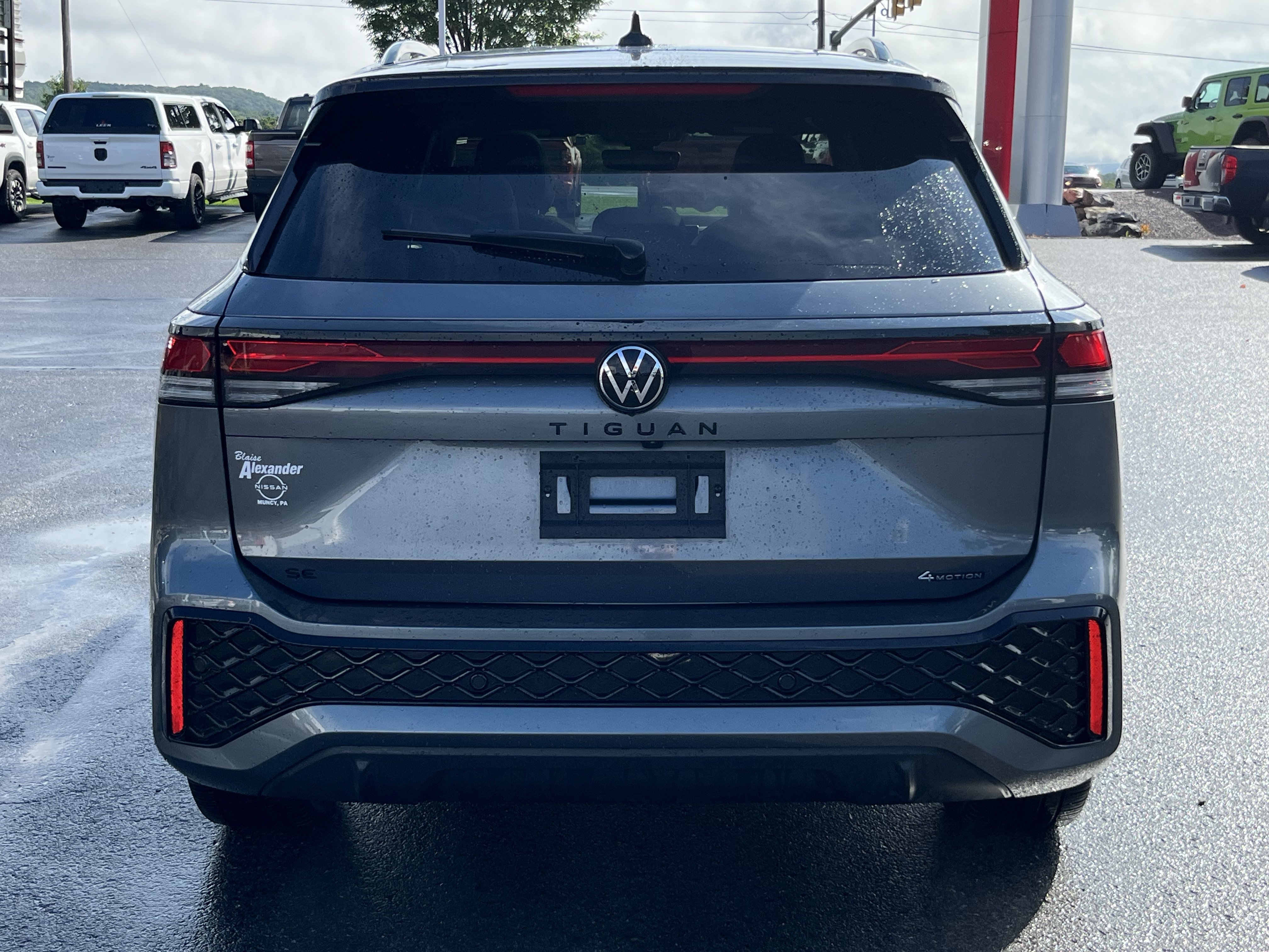 Used 2025 Volkswagen Tiguan SE R-Line AWD/4WD image 6