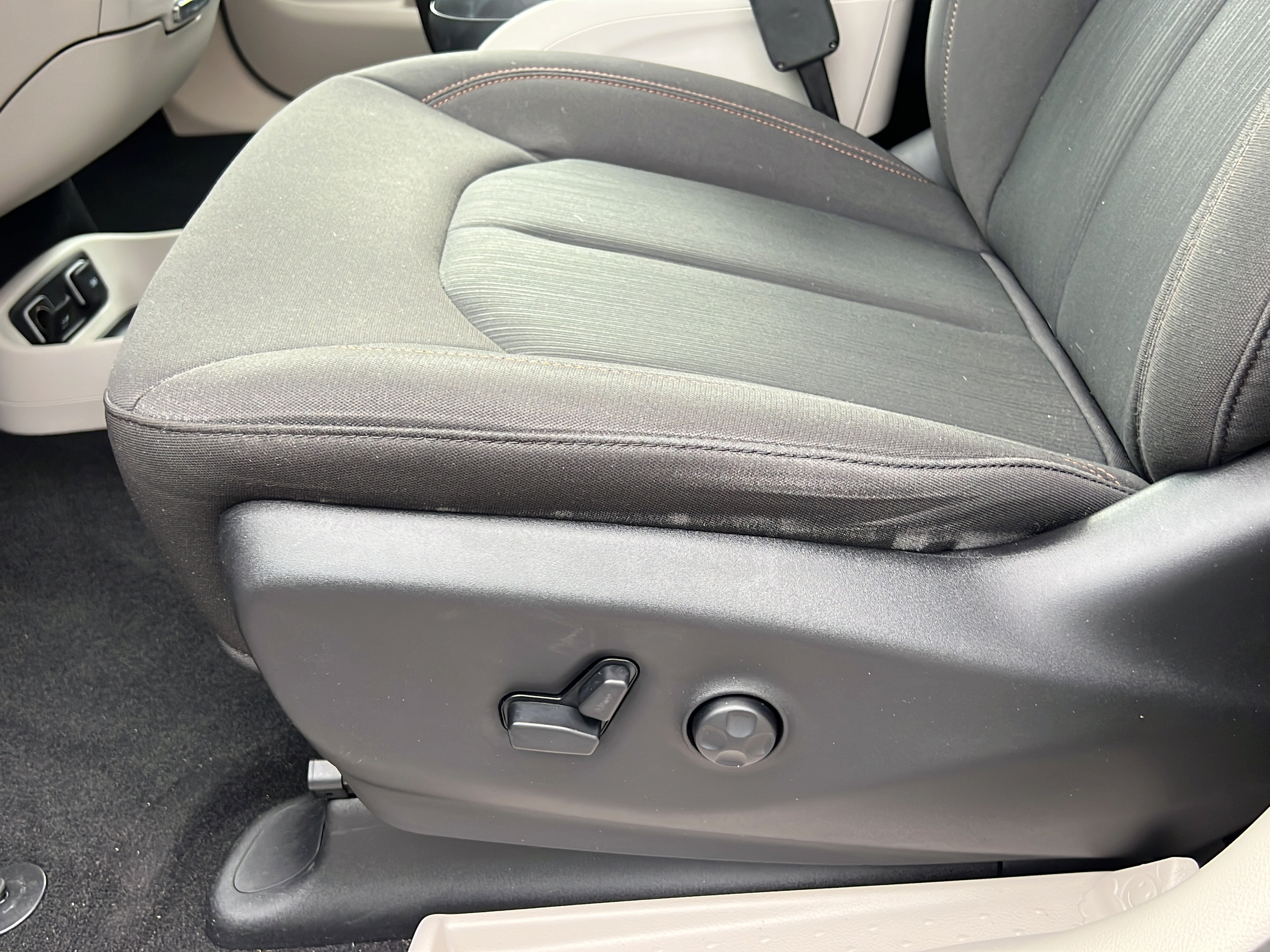 Used 2019 Chrysler Pacifica Touring Plus w/ Advanced Safetytec Group FWD image 15