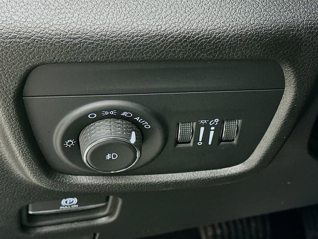 Certified 2025 Jeep Grand Cherokee Limited w/ Black Appearance Package image 16