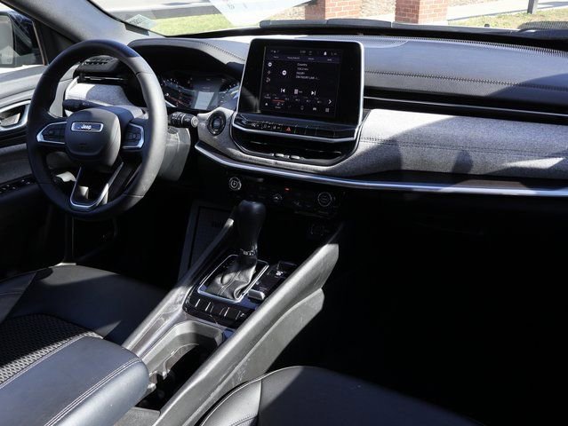 Used 2025 Jeep Compass Latitude w/ Sun & Sound Group image 15