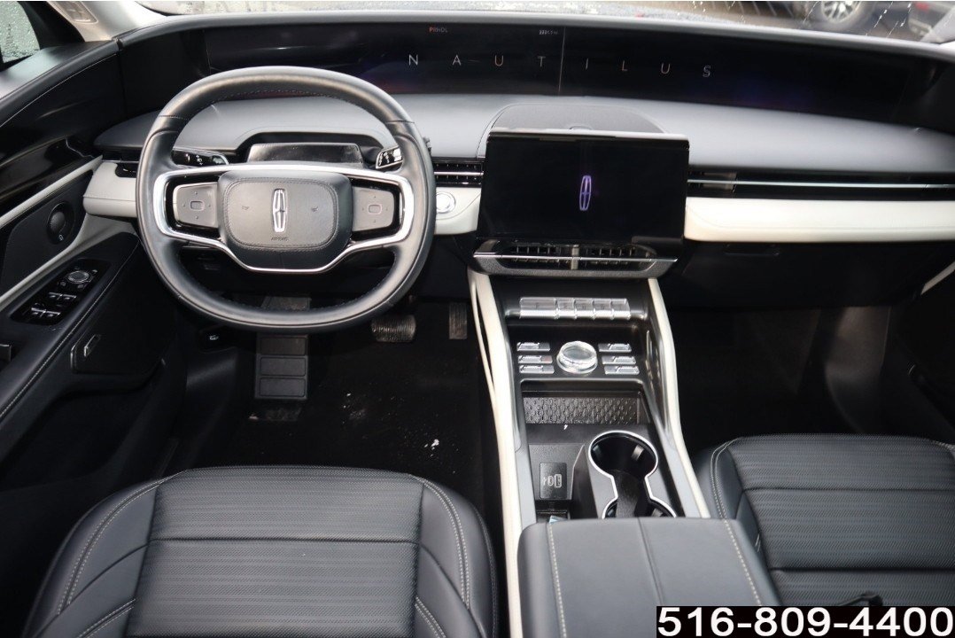 Used 2025 Lincoln Nautilus Reserve image 14