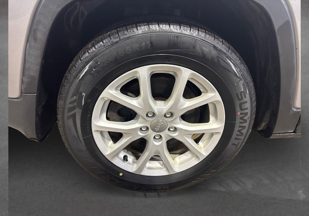 Used 2018 Jeep Cherokee Latitude Plus image 12