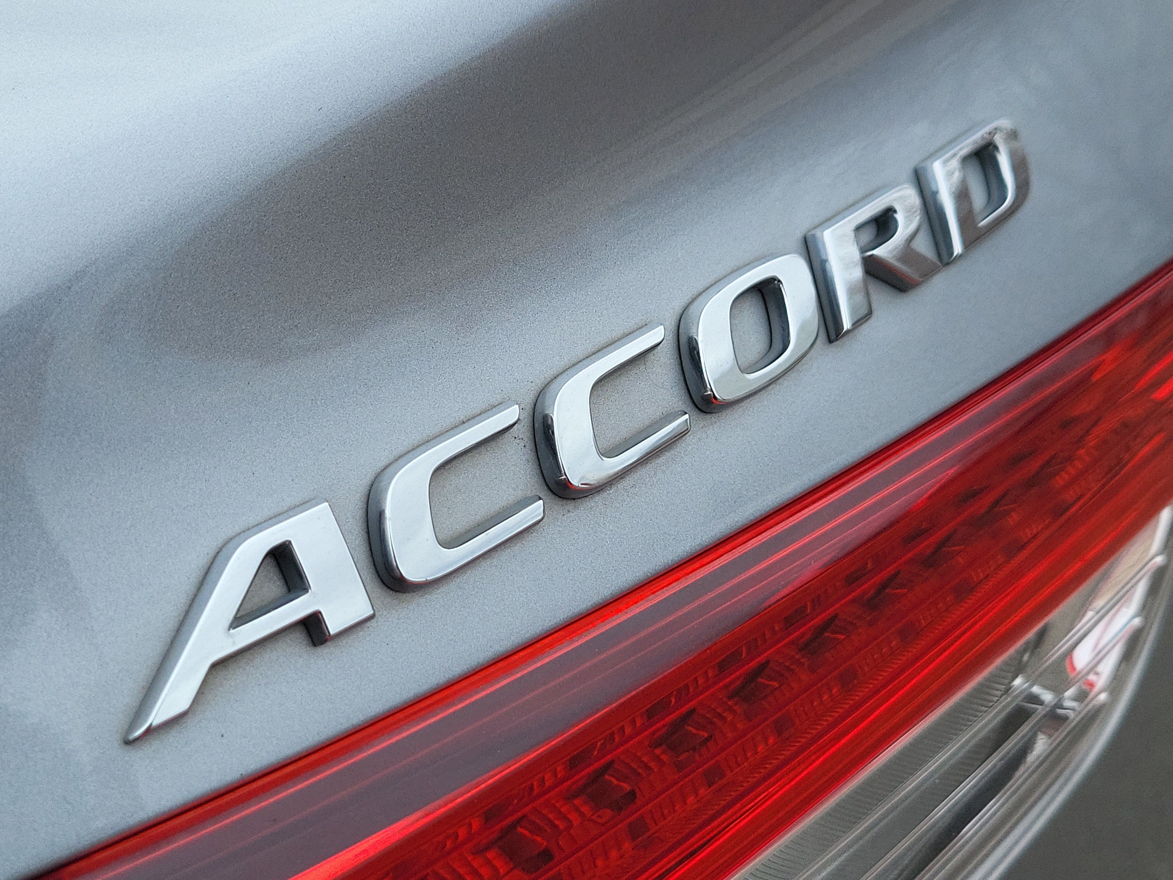 Used 2018 Honda Accord Touring image 11