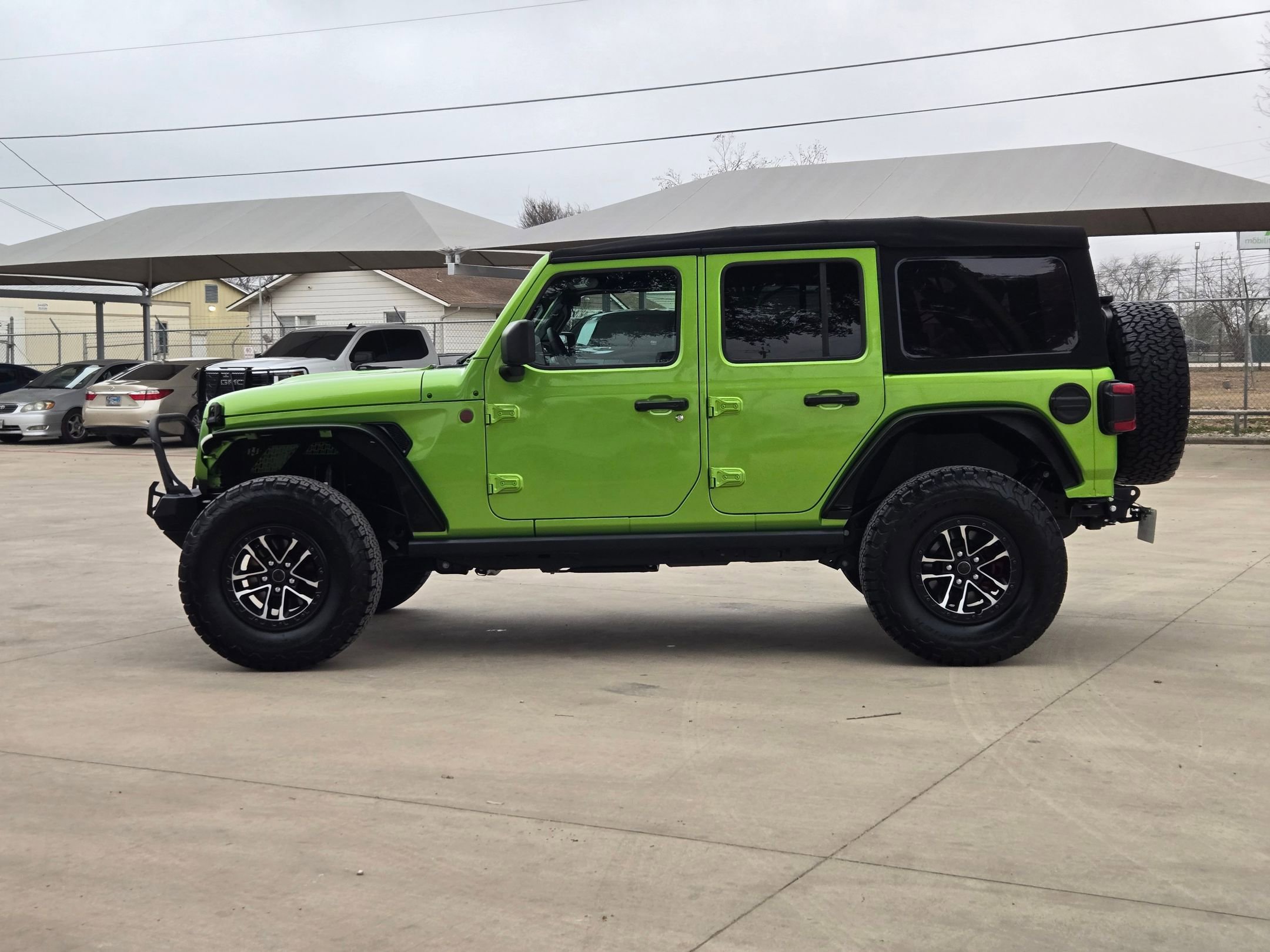 Used 2025 Jeep Wrangler Unlimited Rubicon w/ XTREMEE 35" Tire Package image 6