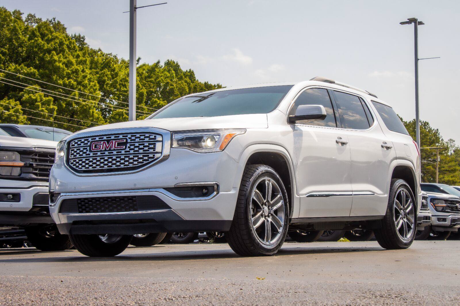 Used 2019 GMC Acadia Denali w/ Technology Package FWD image 2