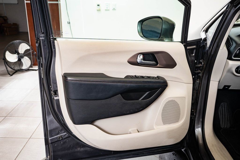 Used 2019 Chrysler Pacifica Touring-L image 21