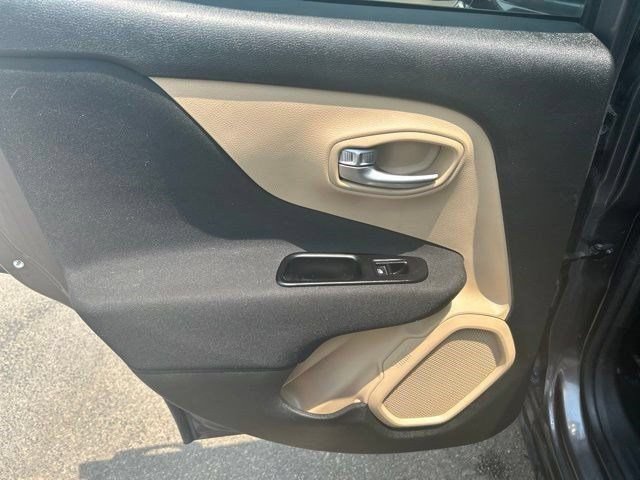 Used 2020 Jeep Renegade Latitude FWD image 32