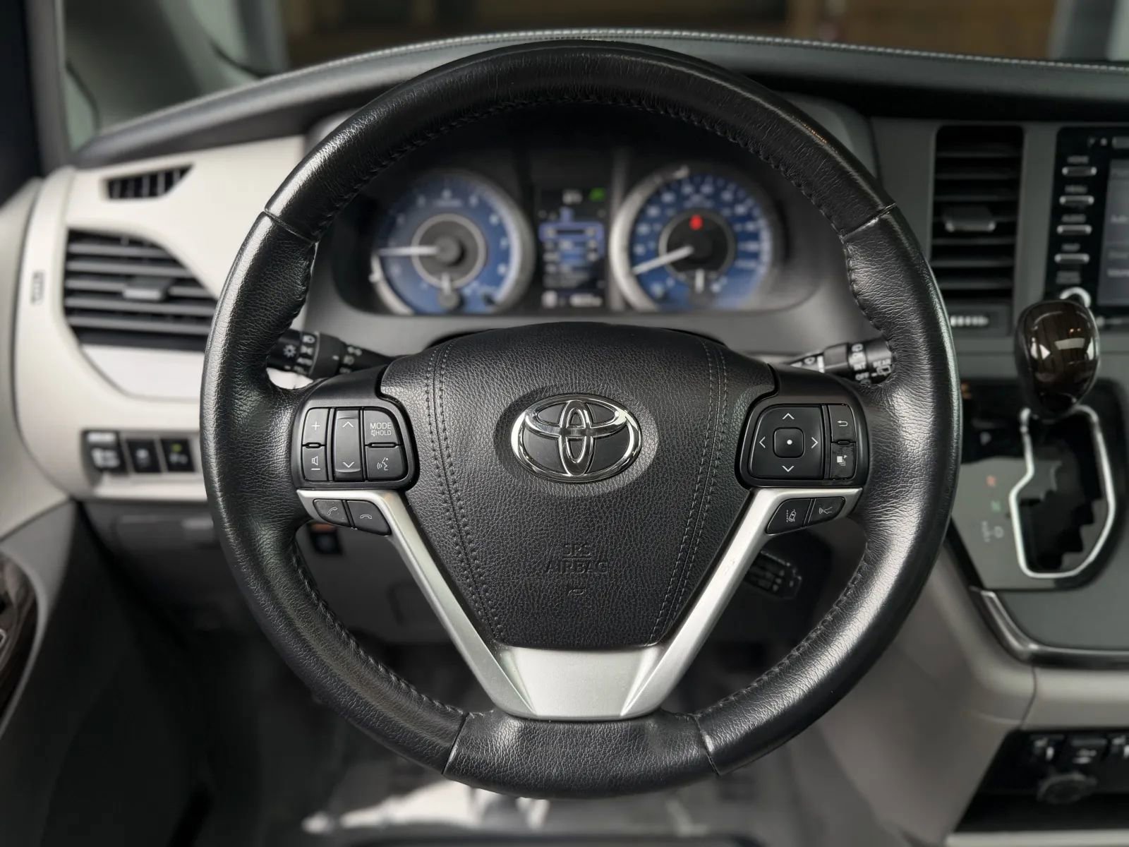 Used 2019 Toyota Sienna XLE w/ XLE Navigation Package FWD image 25