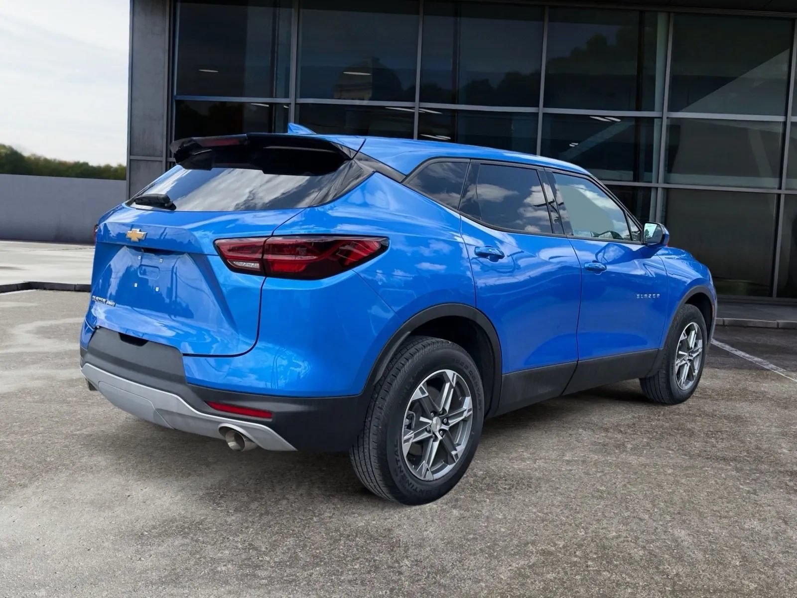 Used 2025 Chevrolet Blazer LT AWD/4WD image 3