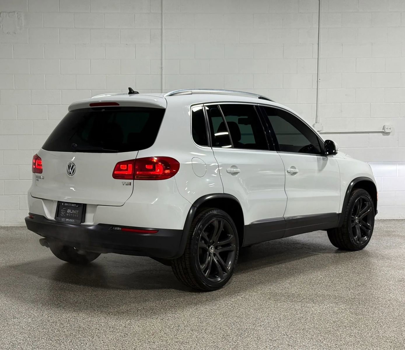 Used 2017 Volkswagen Tiguan SEL FWD image 6