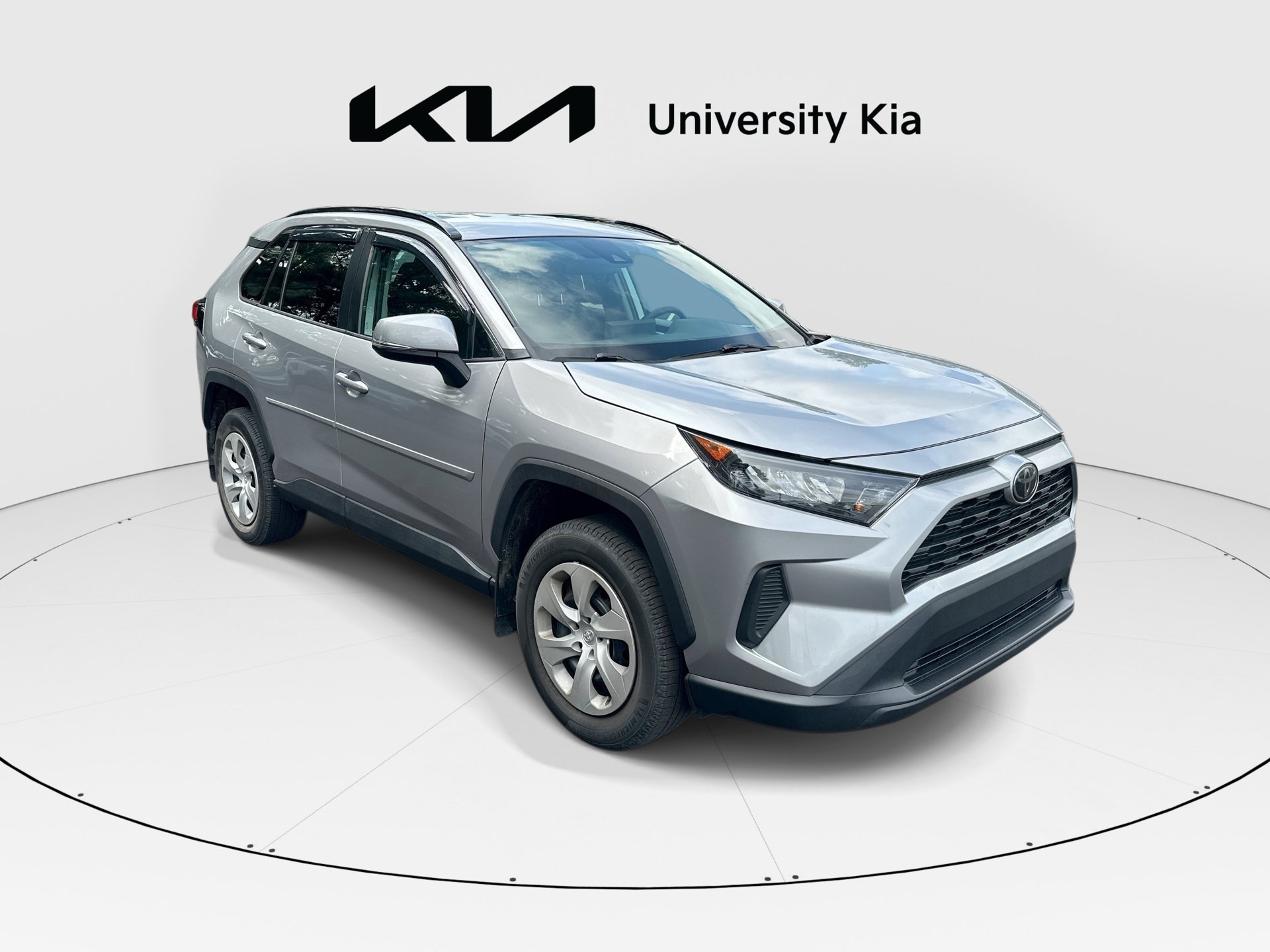 Used 2019 Toyota RAV4 LE FWD image 2