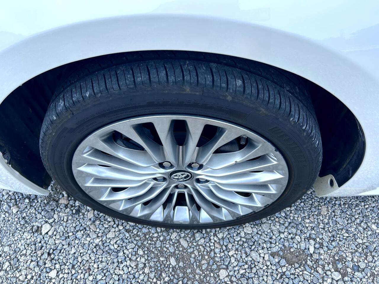 Used 2018 Toyota Avalon Limited image 22