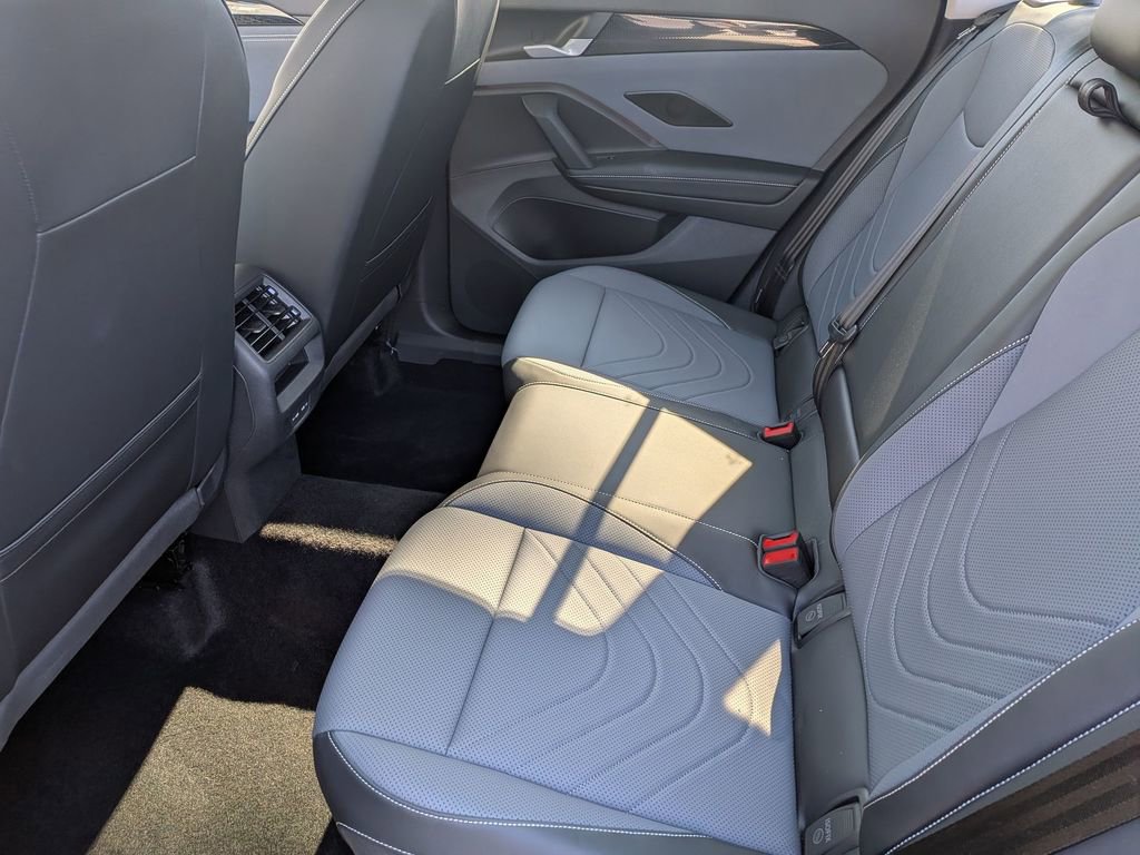 Used 2025 Volkswagen Tiguan SE w/ Panoramic Sunroof Package AWD/4WD image 27