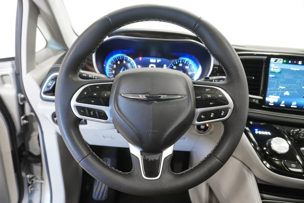 Certified 2024 Chrysler Pacifica Limited image 15