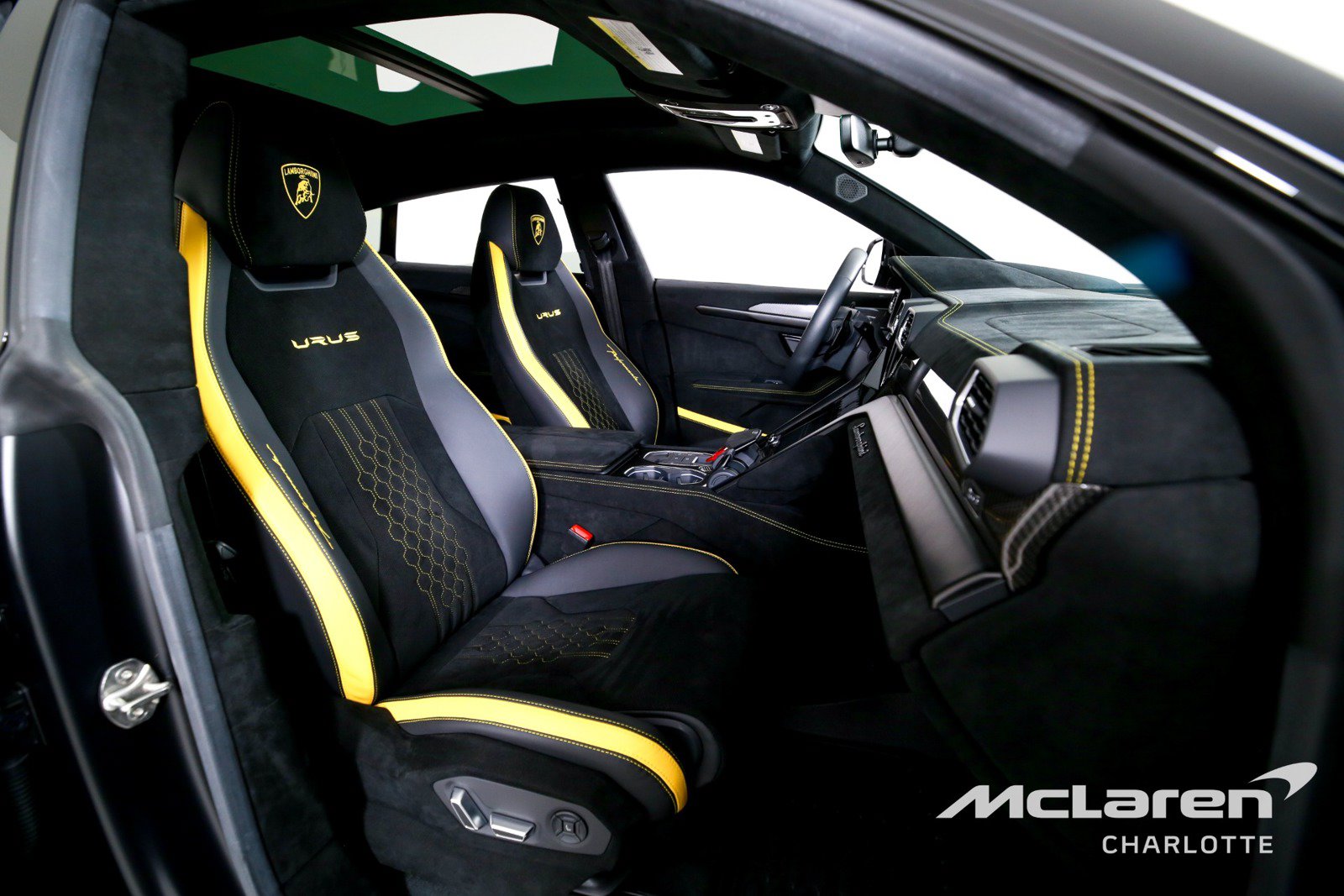 Used 2024 Lamborghini Urus Performante AWD/4WD image 27