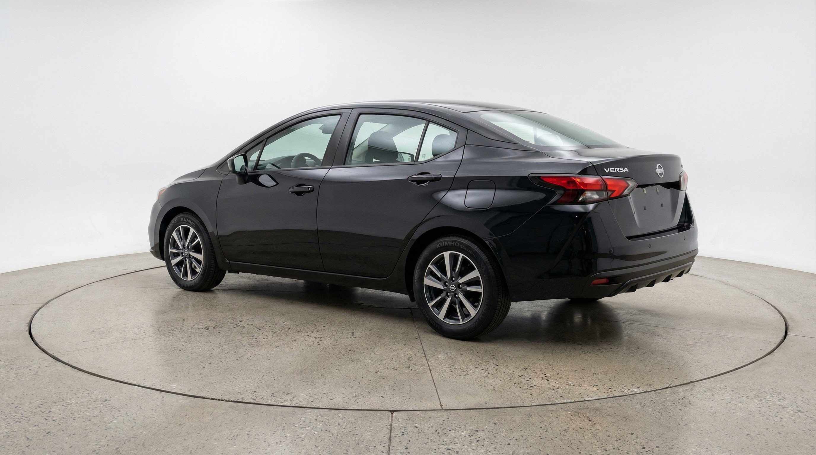 Used 2025 Nissan Versa SV image 6
