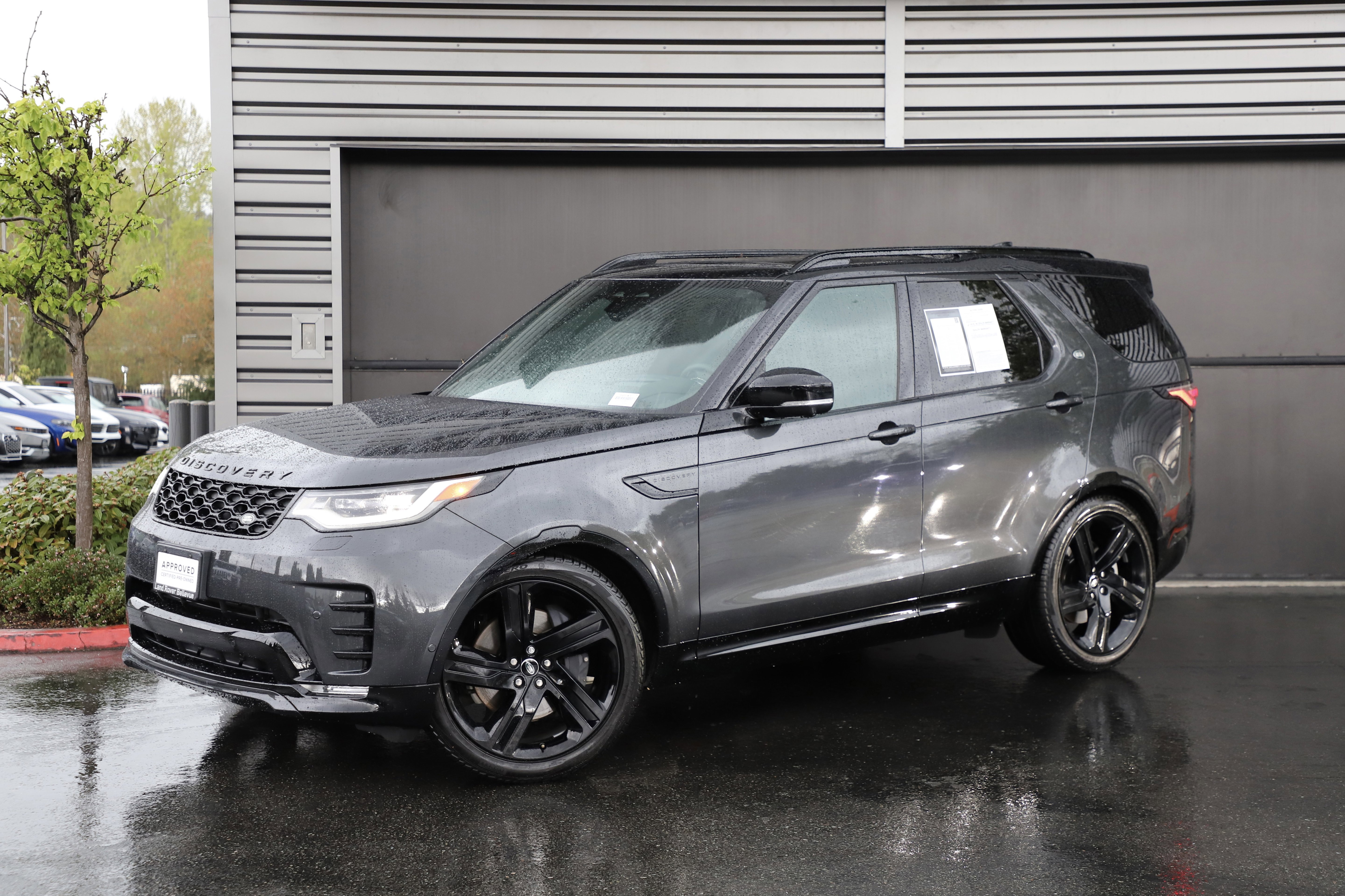 Certified 2025 Land Rover Discovery Dynamic SE image 1