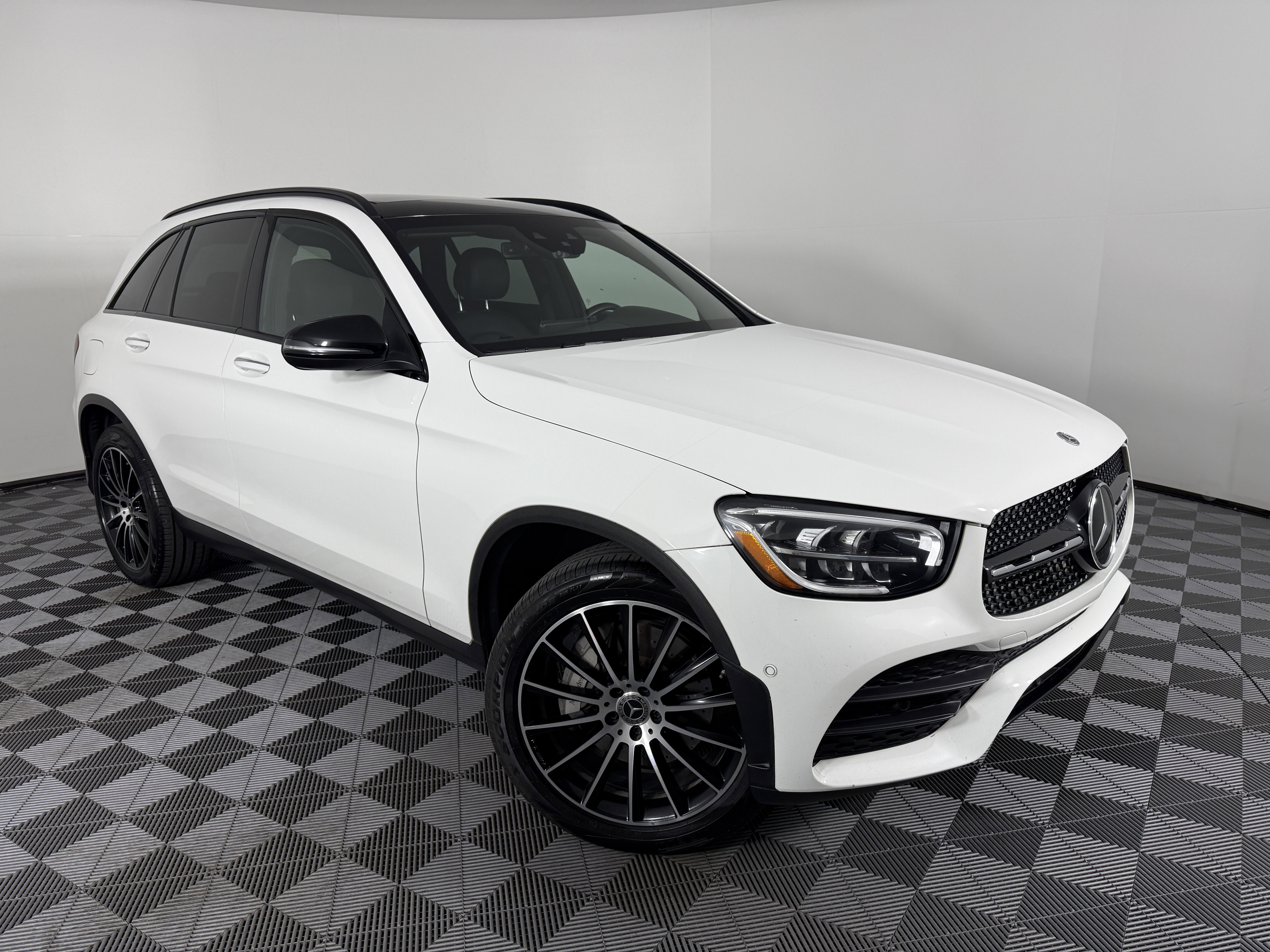 Used 2022 Mercedes-Benz GLC 300 4MATIC image 2