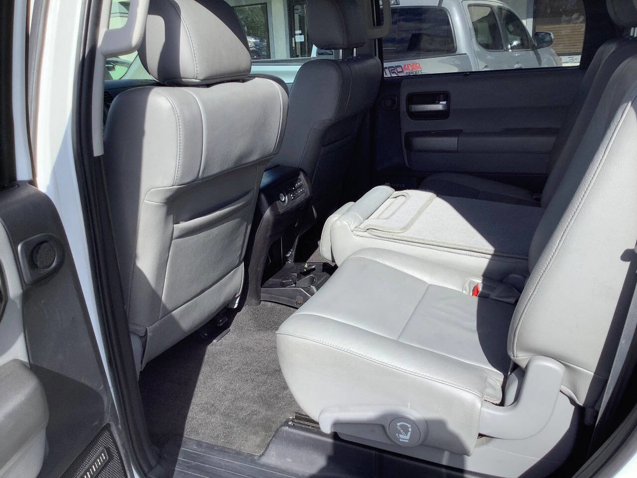 Used 2015 Toyota Sequoia Limited AWD/4WD image 31