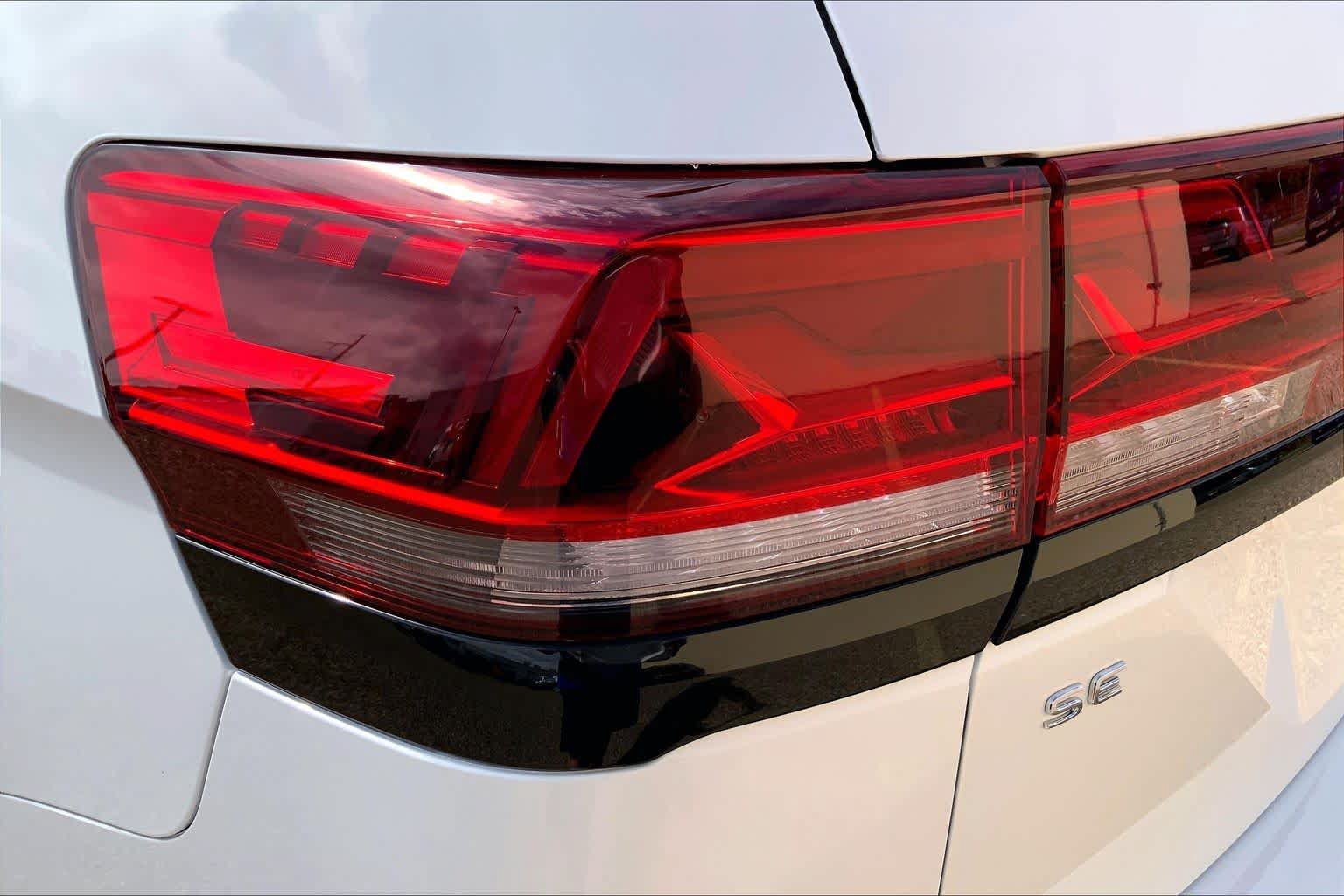 Used 2024 Volkswagen Atlas Peak Edition SE AWD/4WD image 29