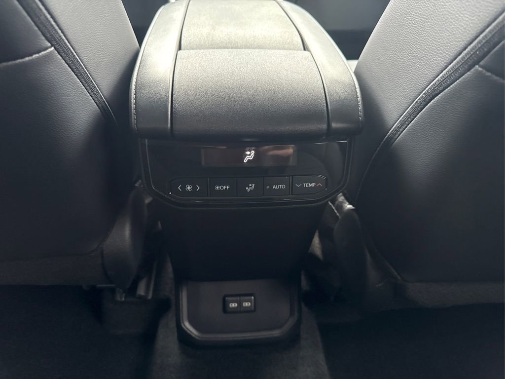 Used 2024 Toyota Highlander XLE image 35